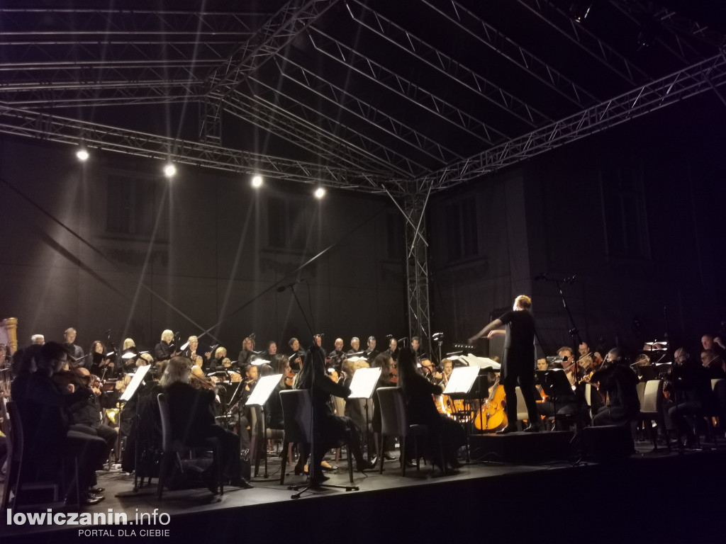 Opera Goplana przed pałacem w Nieborowie