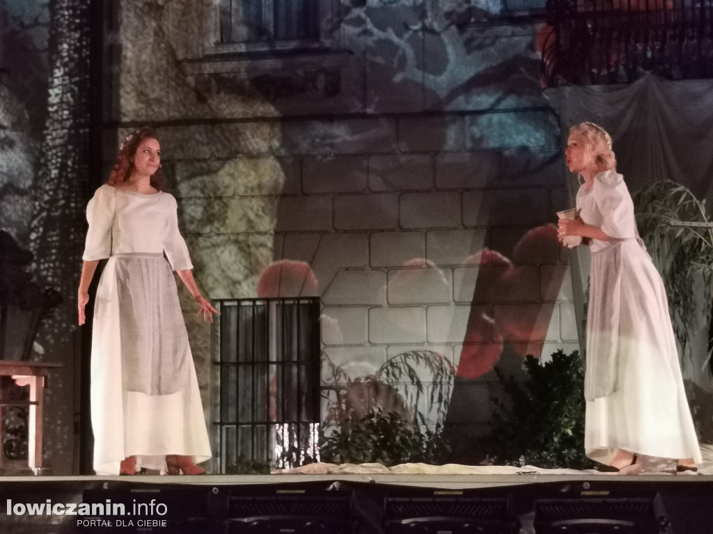 Opera Goplana przed pałacem w Nieborowie
