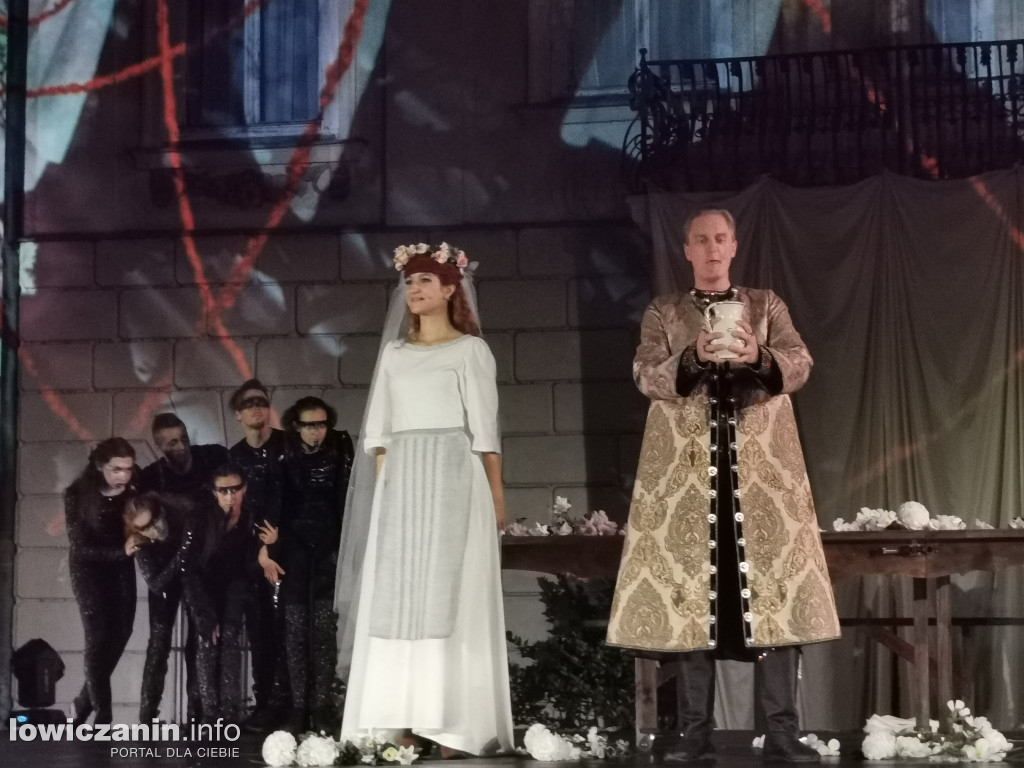 Opera Goplana przed pałacem w Nieborowie