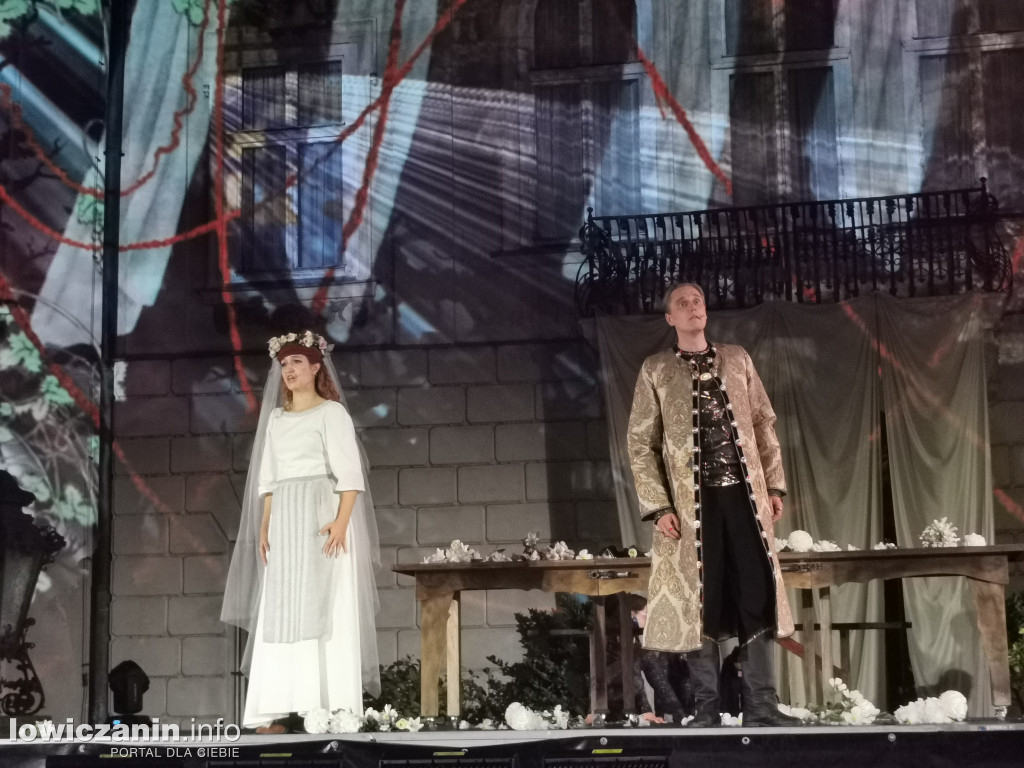 Opera Goplana przed pałacem w Nieborowie
