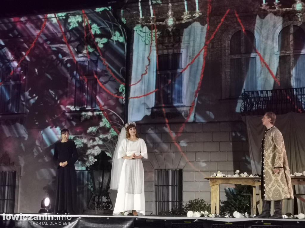 Opera Goplana przed pałacem w Nieborowie