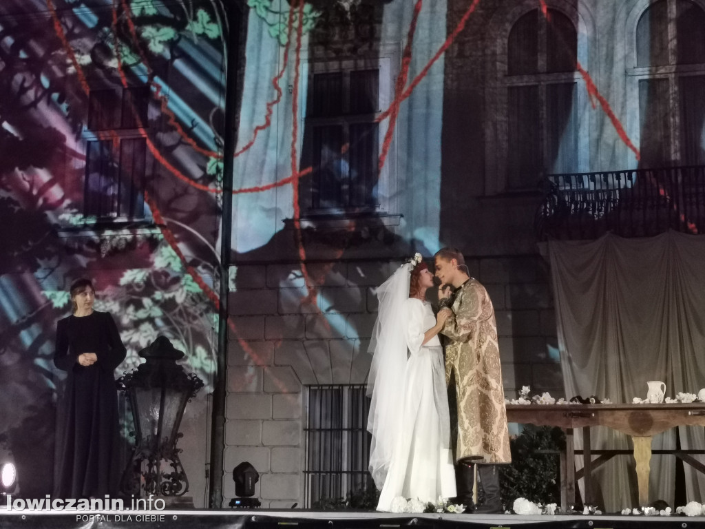 Opera Goplana przed pałacem w Nieborowie
