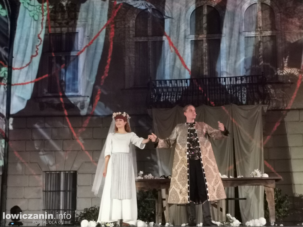 Opera Goplana przed pałacem w Nieborowie