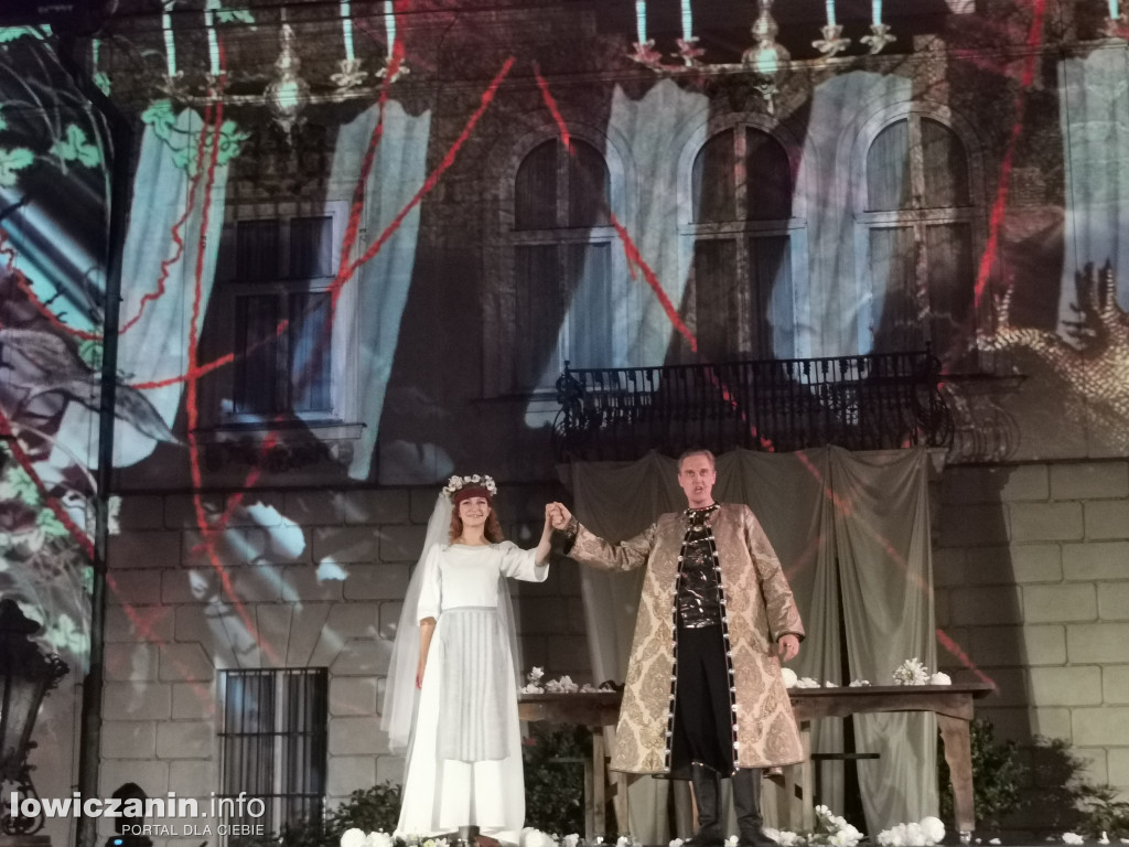 Opera Goplana przed pałacem w Nieborowie