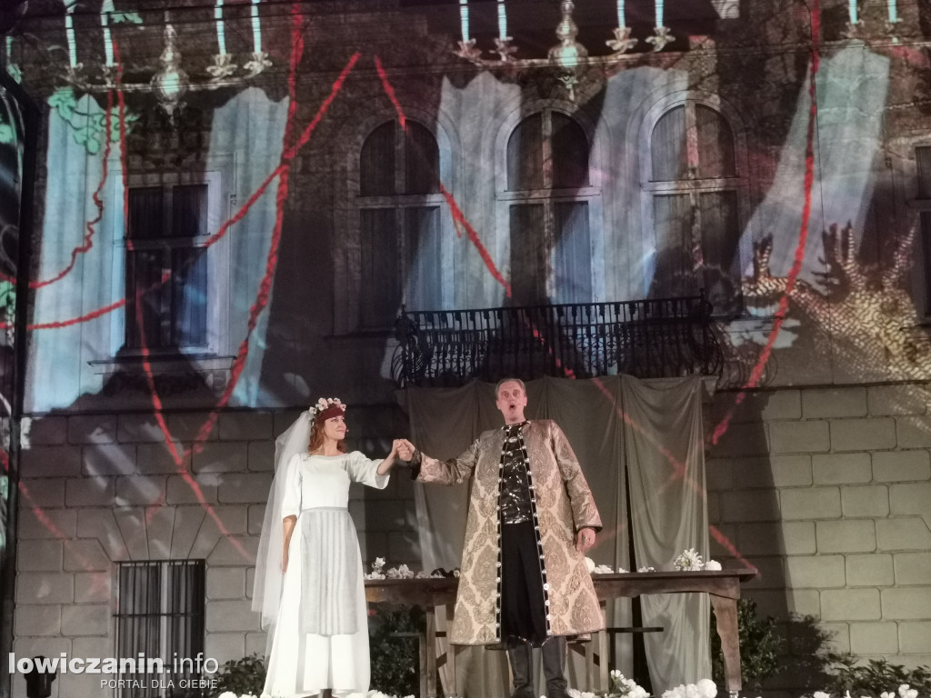 Opera Goplana przed pałacem w Nieborowie