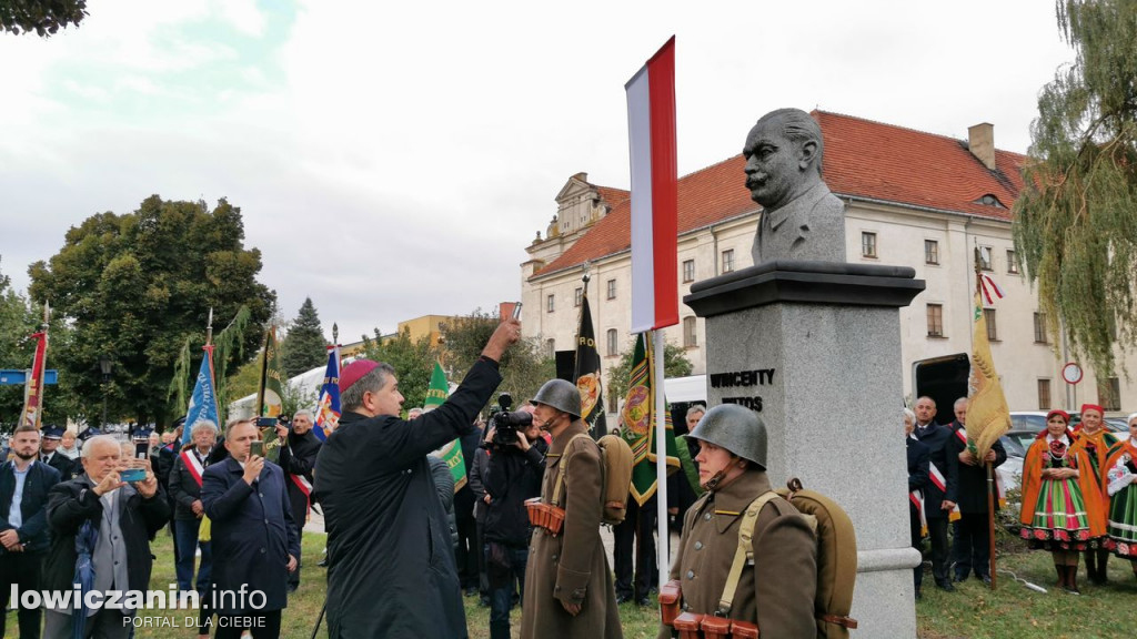 Główni politycy PSL na odsłonięciu pomnika Witosa