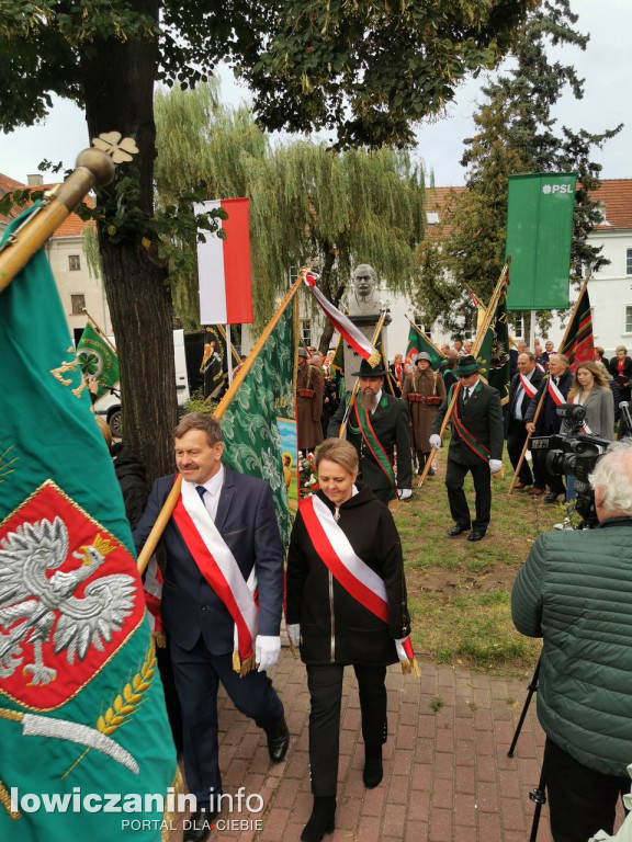 Główni politycy PSL na odsłonięciu pomnika Witosa