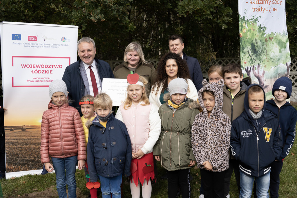 Sadzenie drzew przy szkołach w gminie Nieborów