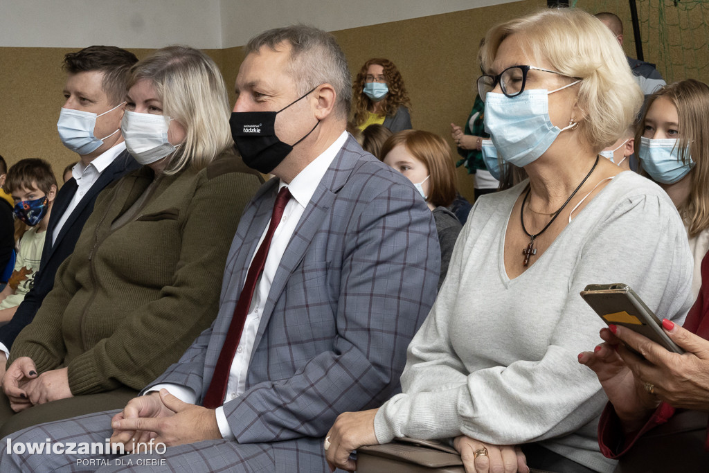 Sadzenie drzew przy szkołach w gminie Nieborów