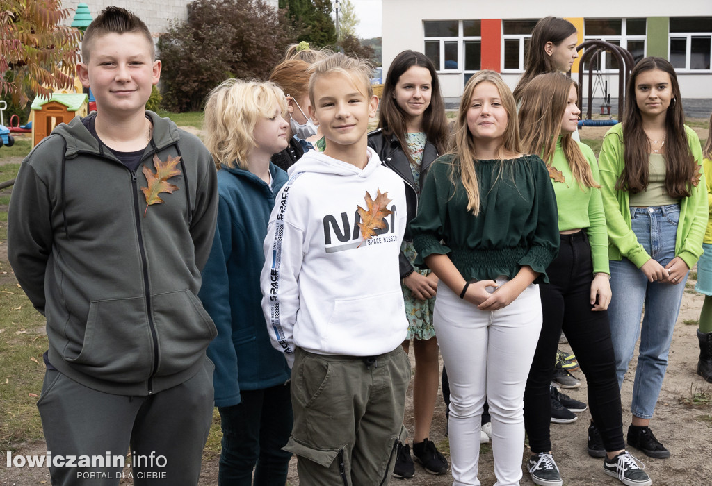 Sadzenie drzew przy szkołach w gminie Nieborów