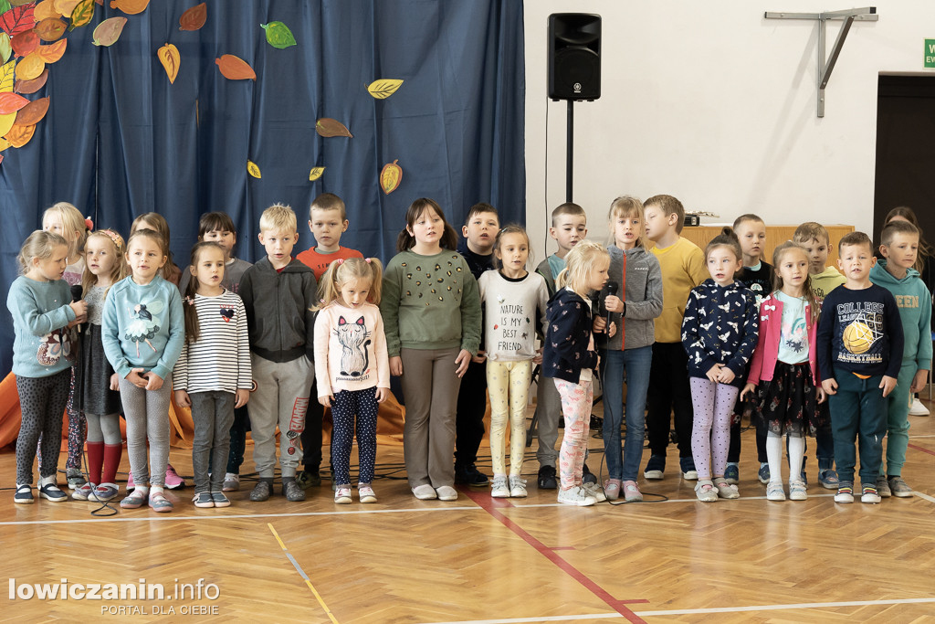Sadzenie drzew przy szkołach w gminie Nieborów