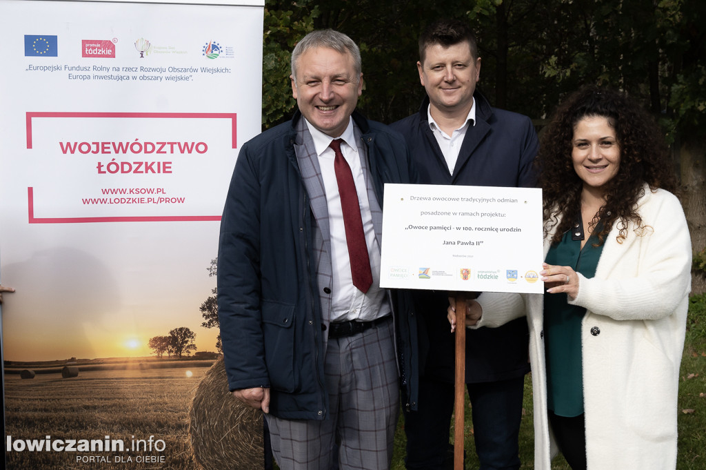 Sadzenie drzew przy szkołach w gminie Nieborów