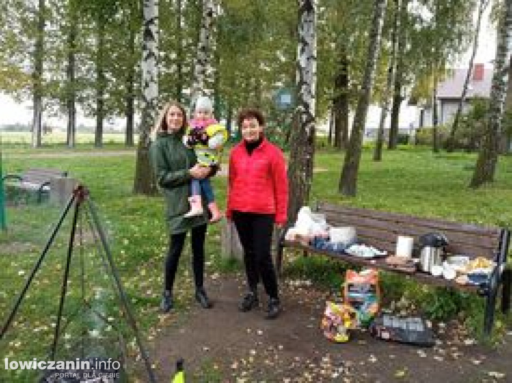 Sadzenie drzew na placu zabaw przy ul. Włókienniczej