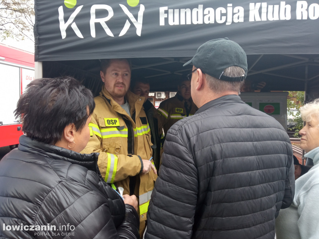 Rozdawanie czujników czadu na targowisku miejskim w Łowiczu