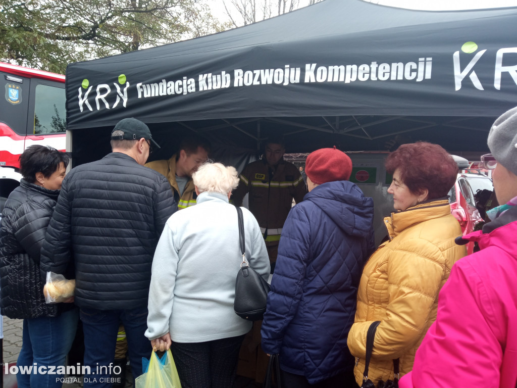 Rozdawanie czujników czadu na targowisku miejskim w Łowiczu