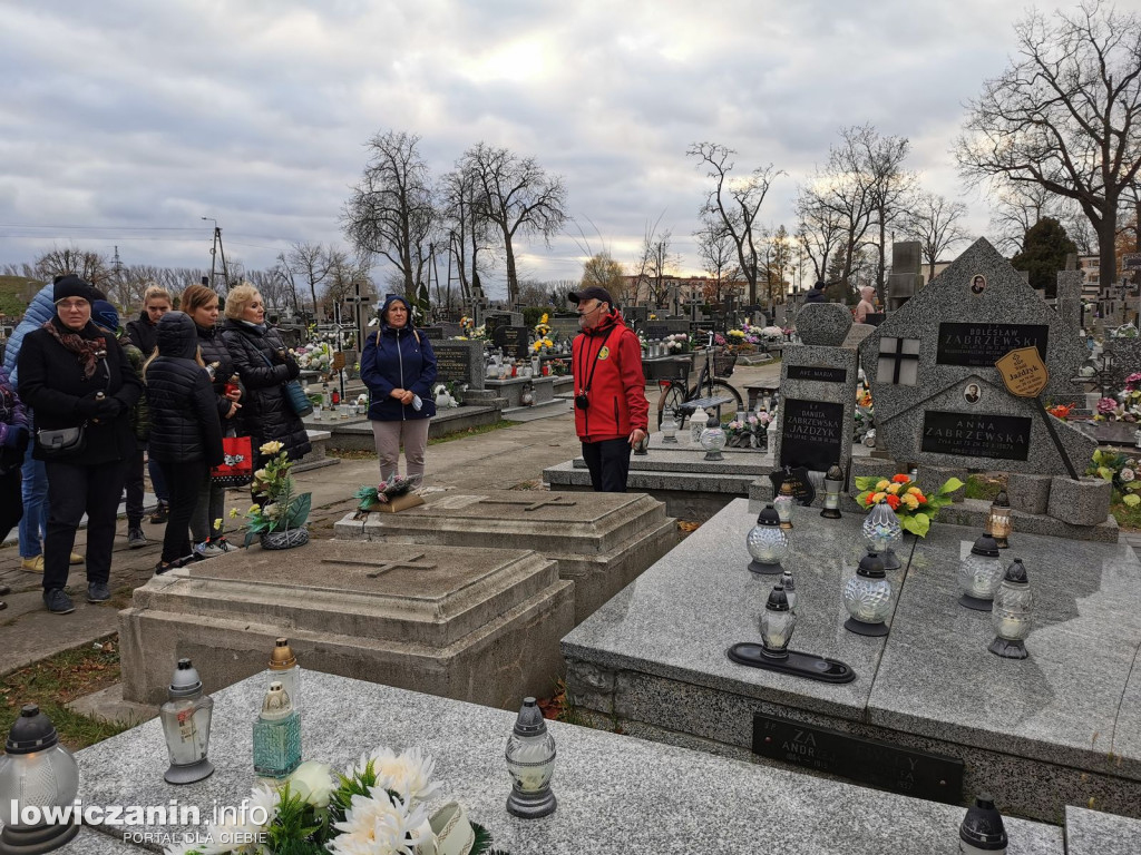 Spacer z przewodnikiem PTTK po cmentarzu katedralnym.