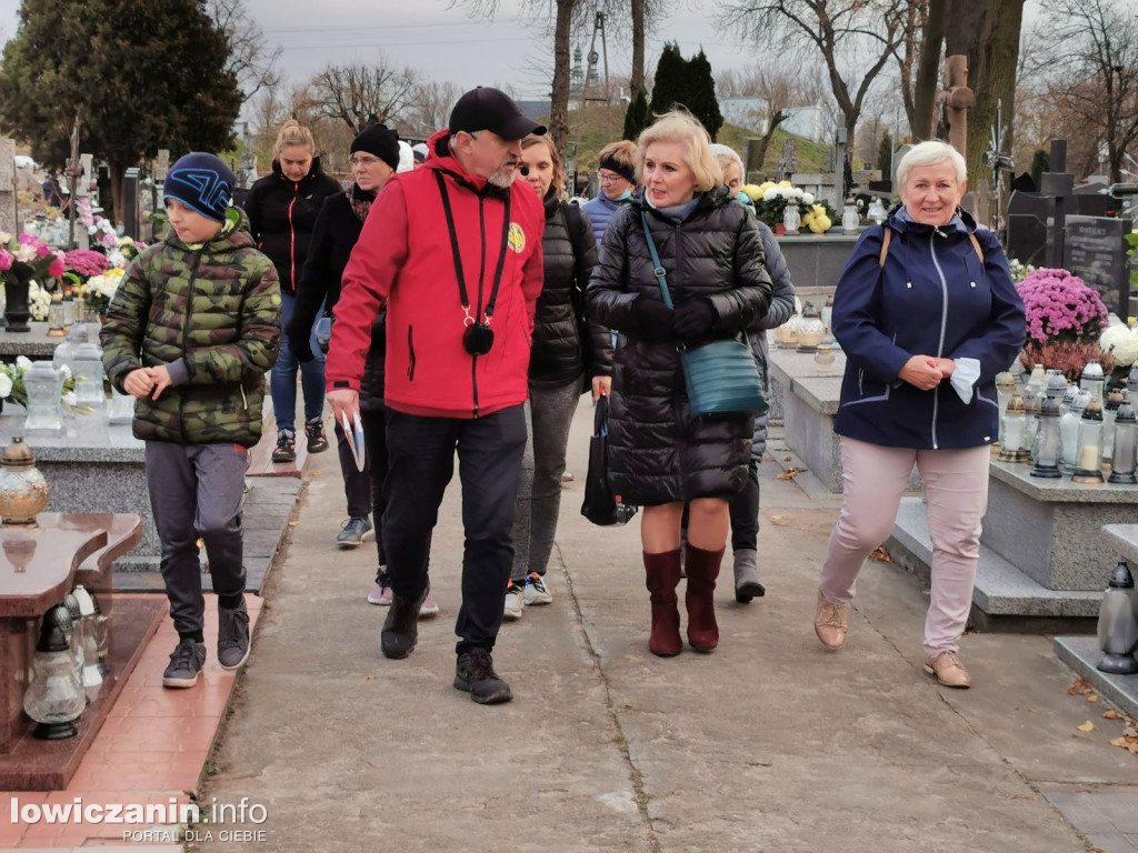 Spacer z przewodnikiem PTTK po cmentarzu katedralnym.