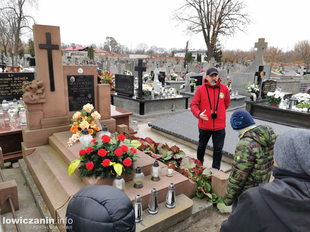 Spacer z przewodnikiem PTTK po cmentarzu katedralnym.