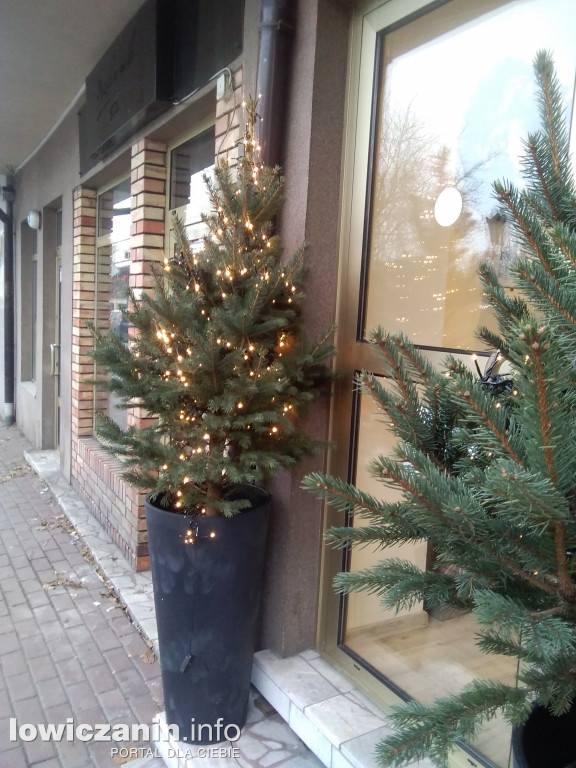 Świąteczny nastrój na sklepowych wystawach