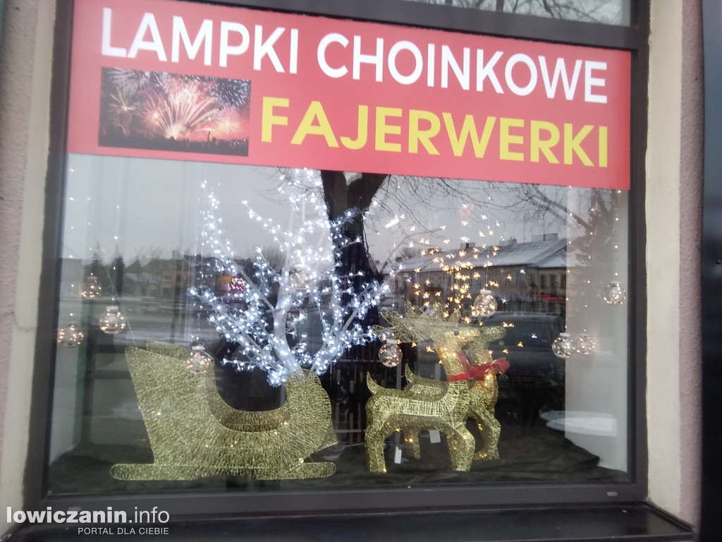 Świąteczny nastrój na sklepowych wystawach