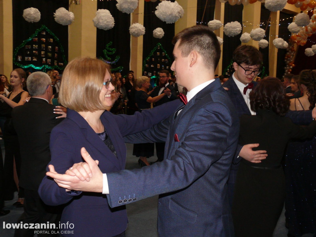 Łowicz. Studniówka szkoły pijarskiej w zimowej scenerii