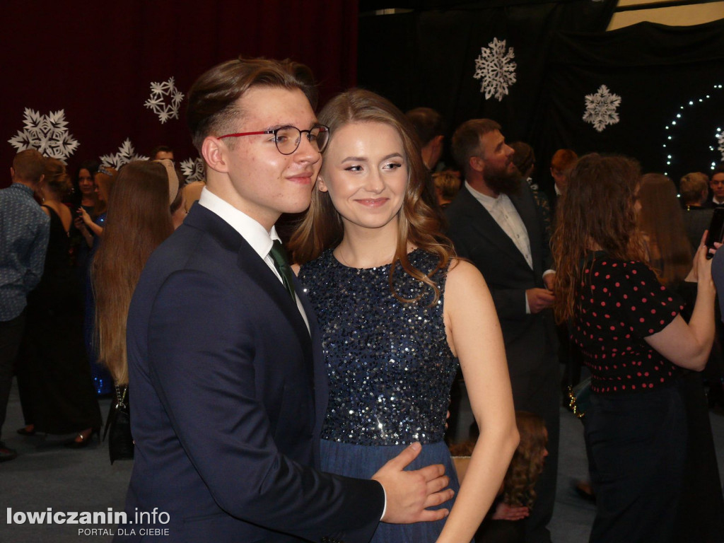 Łowicz. Studniówka szkoły pijarskiej w zimowej scenerii