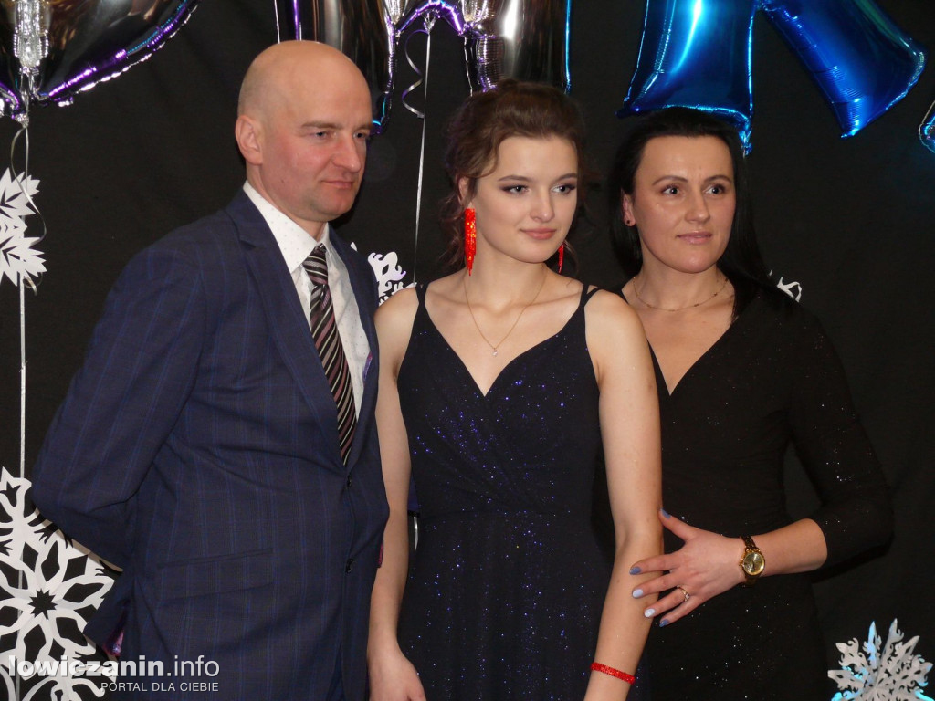Łowicz. Studniówka szkoły pijarskiej w zimowej scenerii