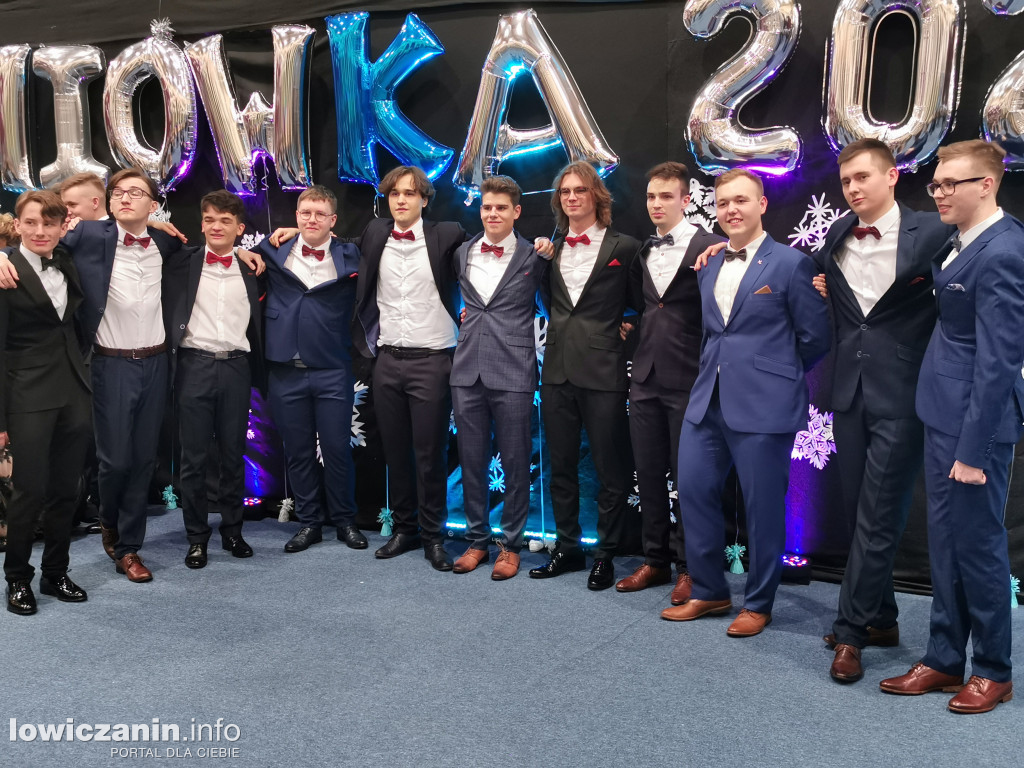 Łowicz. Studniówka szkoły pijarskiej w zimowej scenerii