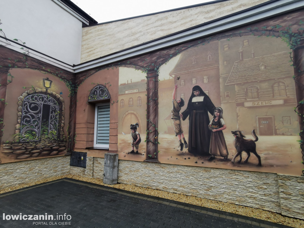 Mural na budynku Przedszkola Diecezjalnego w Łowiczu