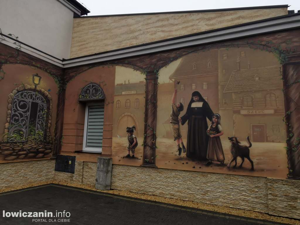 Mural na budynku Przedszkola Diecezjalnego w Łowiczu