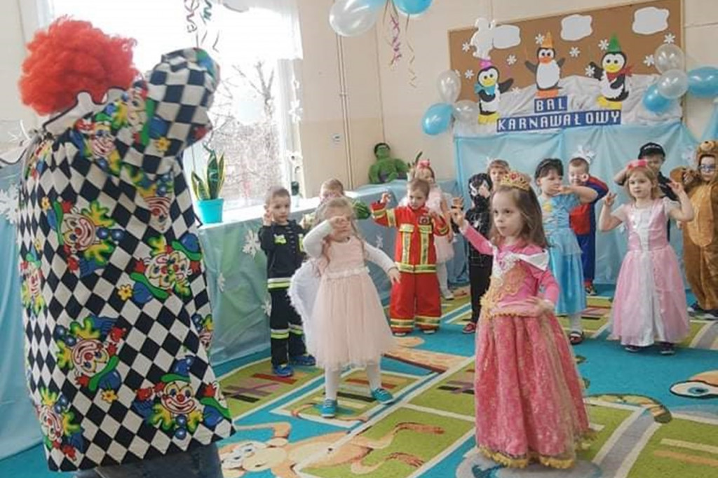 Bajkowy bal karnawałowy w przedszkolu w Żychlinie.