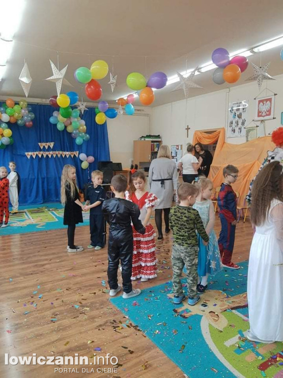 Bajkowy bal karnawałowy w przedszkolu w Żychlinie.
