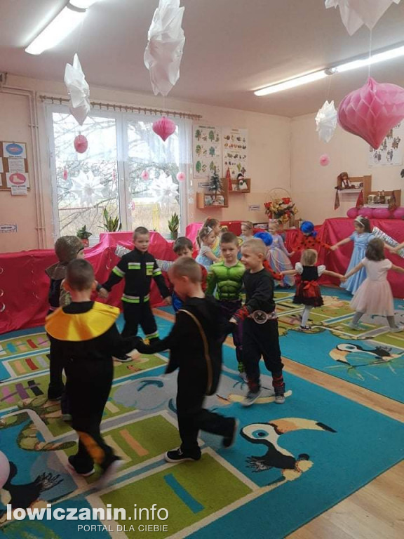 Bajkowy bal karnawałowy w przedszkolu w Żychlinie.
