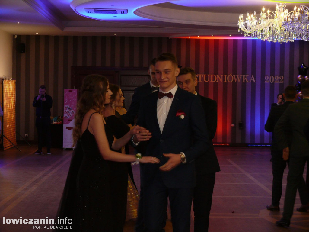 Bal studniówkowy tegorocznych maturzystów ZSP nr 4 z Łowicza.