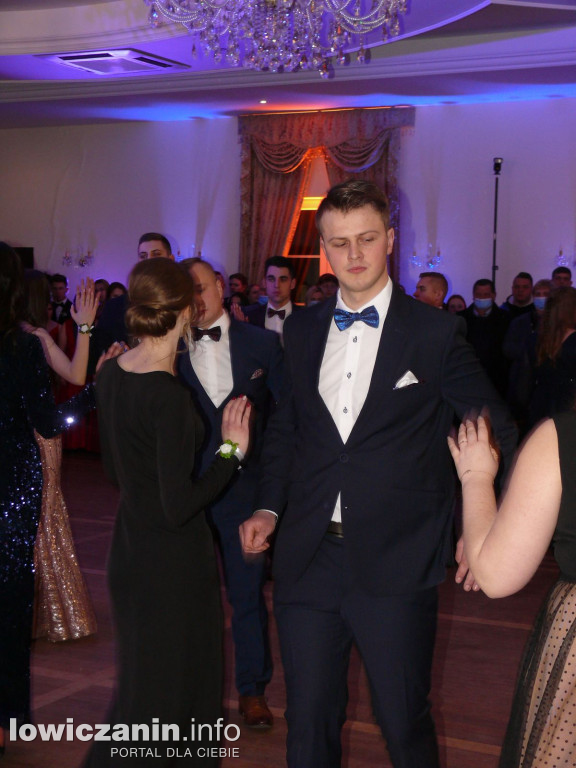 Bal studniówkowy tegorocznych maturzystów ZSP nr 4 z Łowicza.