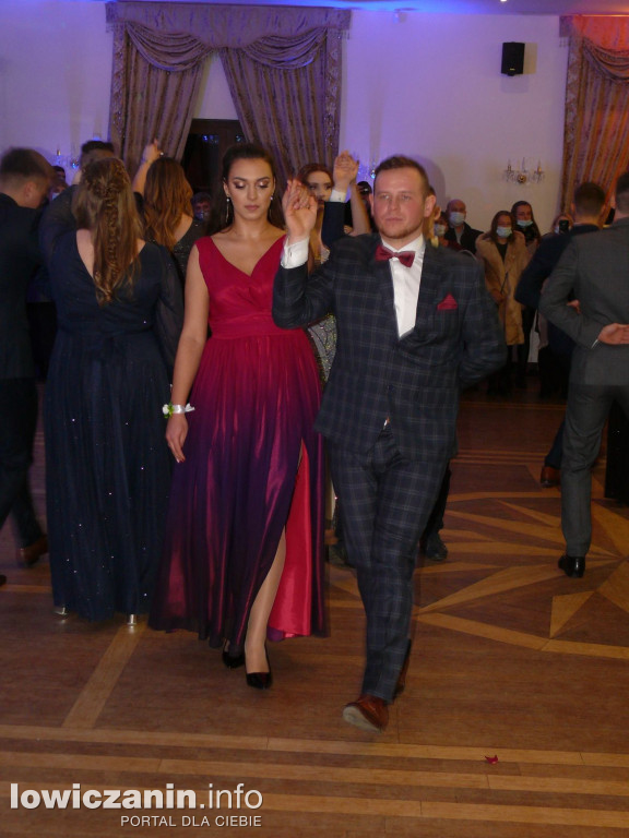 Bal studniówkowy tegorocznych maturzystów ZSP nr 4 z Łowicza.