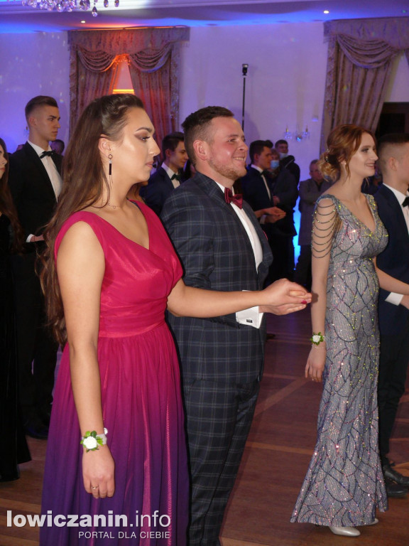Bal studniówkowy tegorocznych maturzystów ZSP nr 4 z Łowicza.