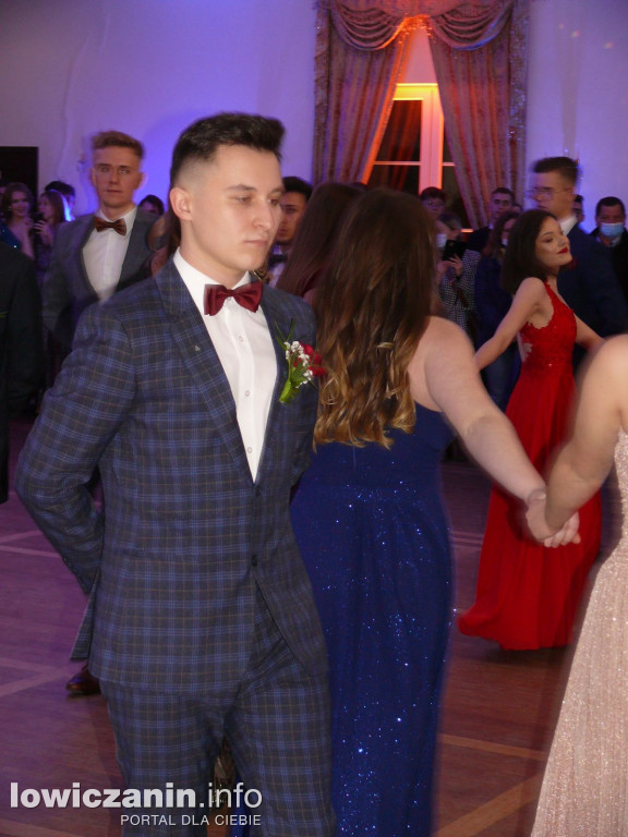 Bal studniówkowy tegorocznych maturzystów ZSP nr 4 z Łowicza.