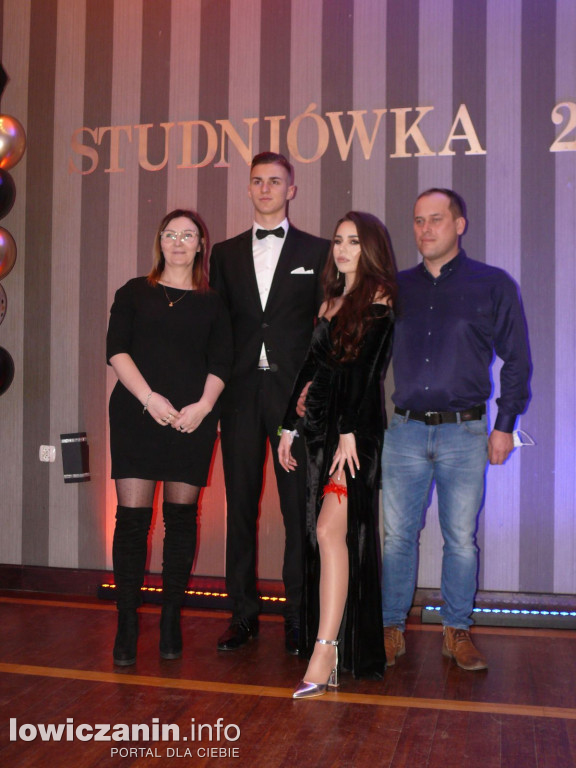 Bal studniówkowy tegorocznych maturzystów ZSP nr 4 z Łowicza.