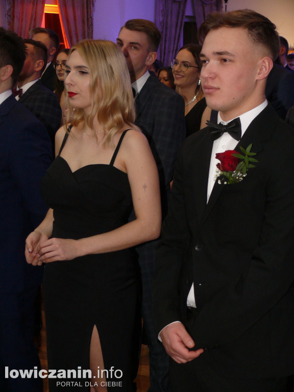 Bal studniówkowy tegorocznych maturzystów ZSP nr 4 z Łowicza.