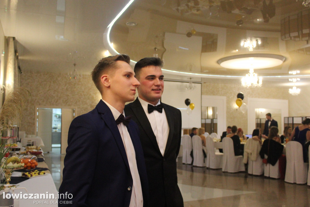 Maturzyści ZS CKR Zduńska Dąbrowa na studniówce