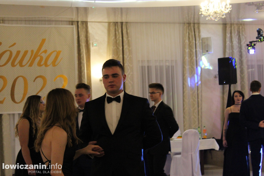 Maturzyści ZS CKR Zduńska Dąbrowa na studniówce