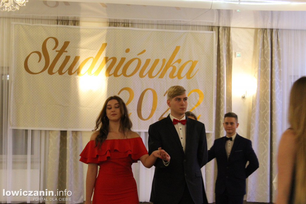 Maturzyści ZS CKR Zduńska Dąbrowa na studniówce