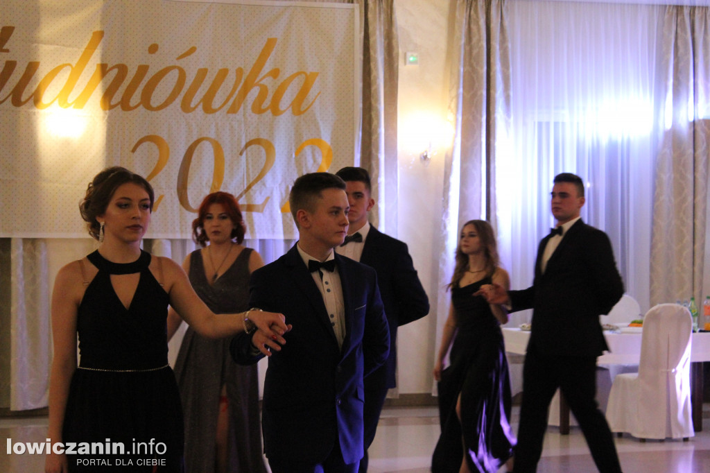 Maturzyści ZS CKR Zduńska Dąbrowa na studniówce
