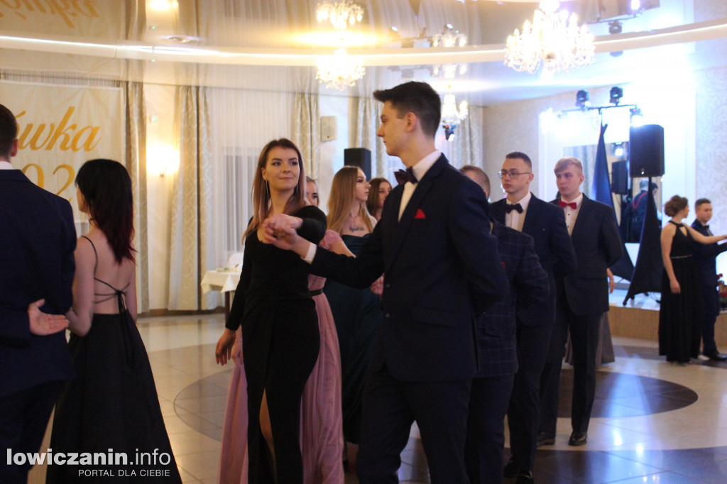 Maturzyści ZS CKR Zduńska Dąbrowa na studniówce