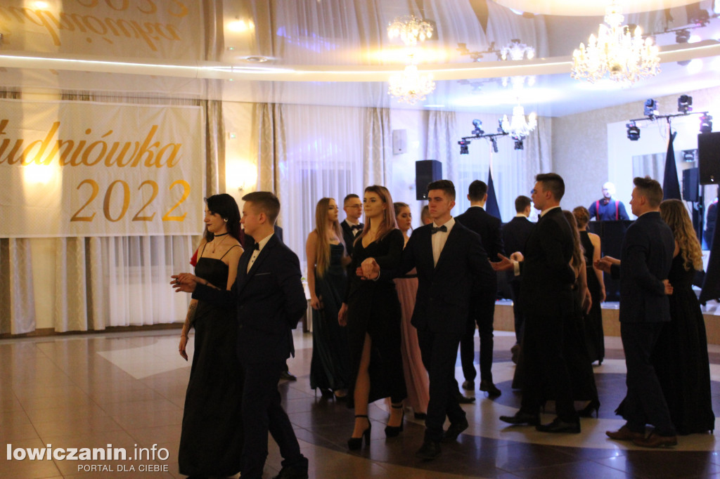 Maturzyści ZS CKR Zduńska Dąbrowa na studniówce
