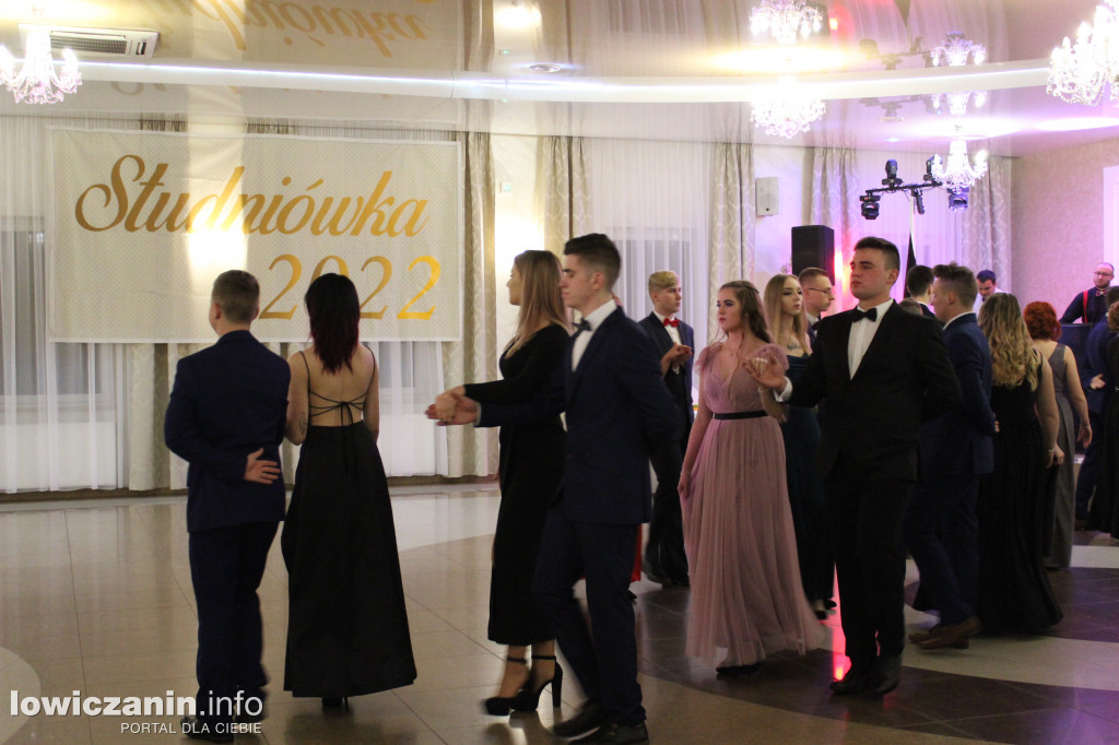 Maturzyści ZS CKR Zduńska Dąbrowa na studniówce