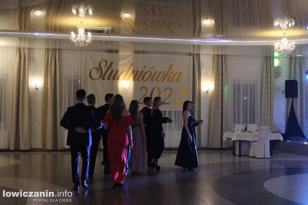 Maturzyści ZS CKR Zduńska Dąbrowa na studniówce