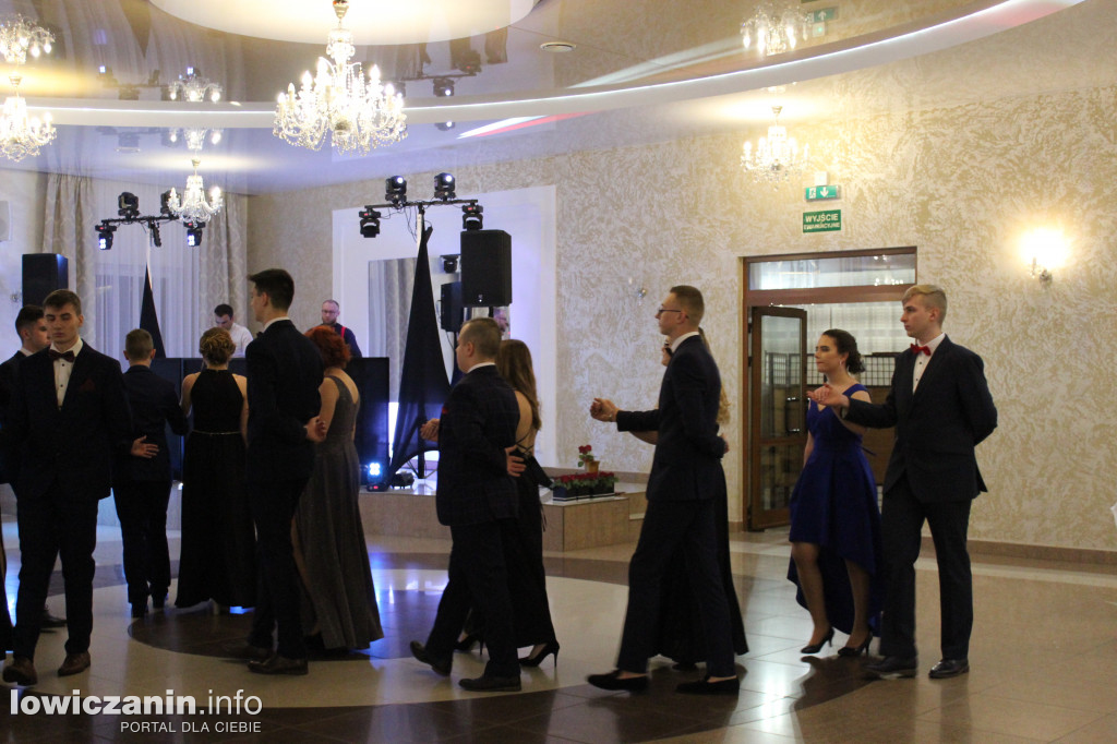 Maturzyści ZS CKR Zduńska Dąbrowa na studniówce