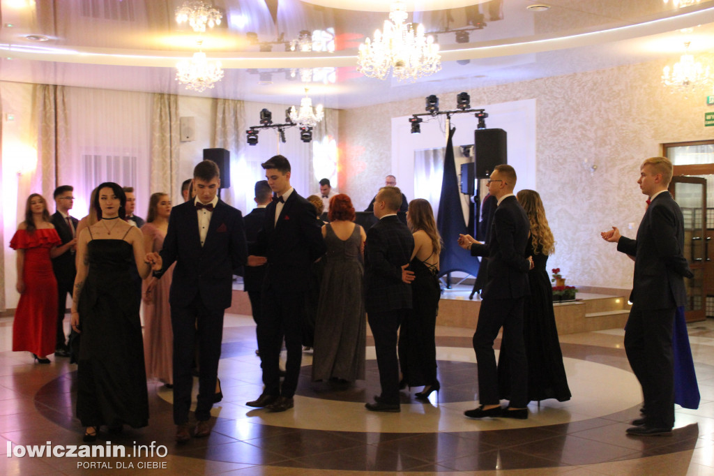Maturzyści ZS CKR Zduńska Dąbrowa na studniówce